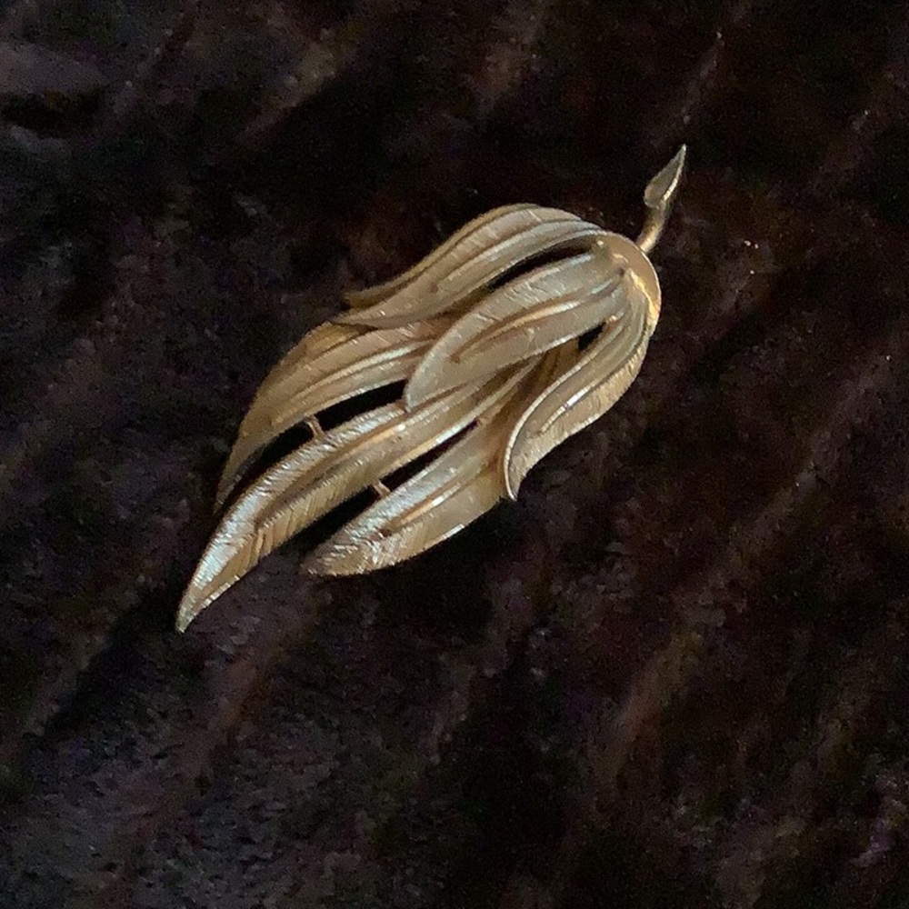 Beautiful vintage Coro signed brushed gold tone brooch never used